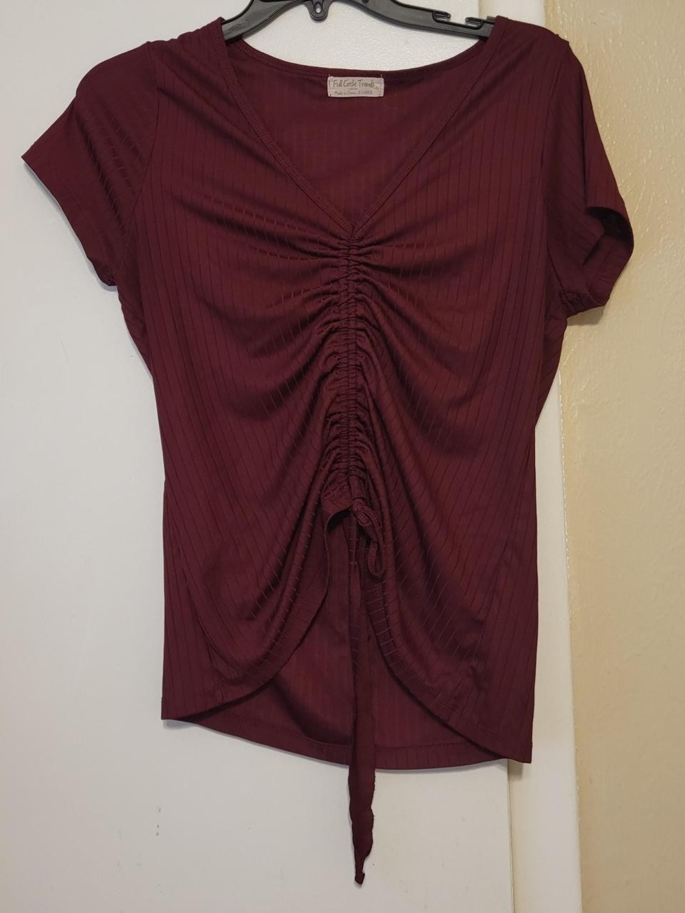 Ruched V-Neck Short Sleeve Tee in Burgundy